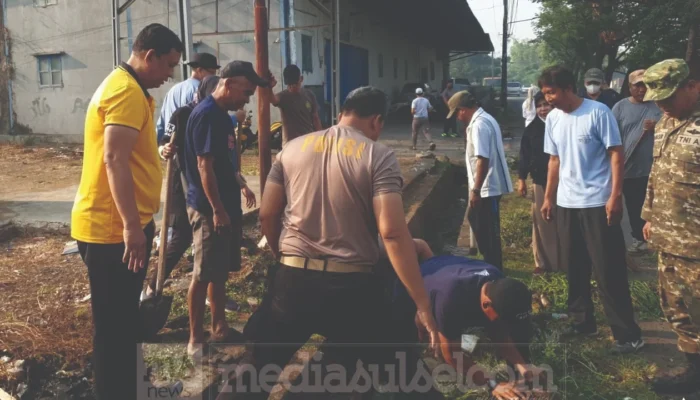 Polsek Manggala Bersihkan Drainase Kanal Bitowa, Antisipasi Genangan dan Banjir